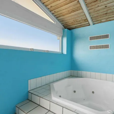 Pool House Close To The Coast *