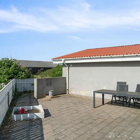 Pool House Close To The Coast *