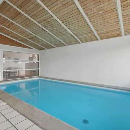 Semesterbostad Pool House Close To The Coast *