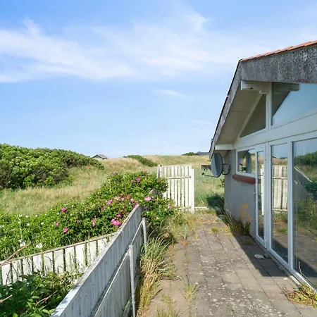 Semesterbostad Pool House Close To The Coast